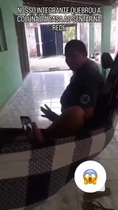 O cara quebrou a coluna da casa,kkkkkk.