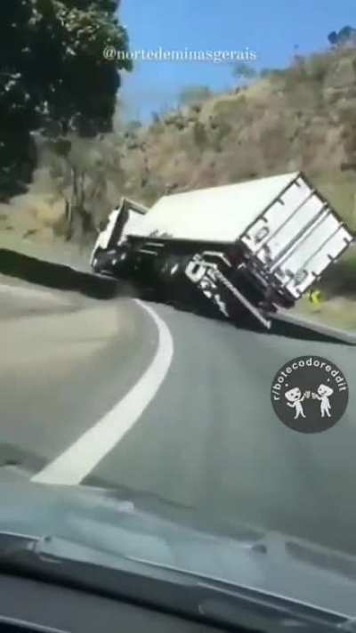 É assim que um caminhão tomba na serra
