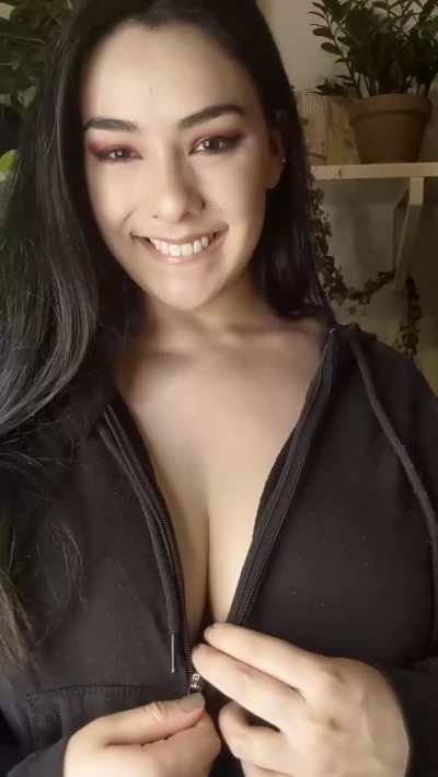 Smiling unzipping“drop”