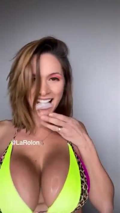LaRolon let her tits bounce