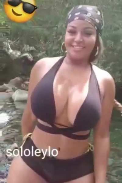 Leylo moviendo sus tetotas