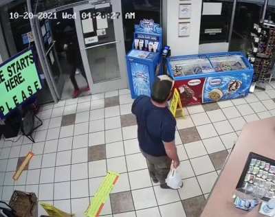 Unarmed Marine Corps veteran single-handedly deals with armed robbers at an Arizona gas station