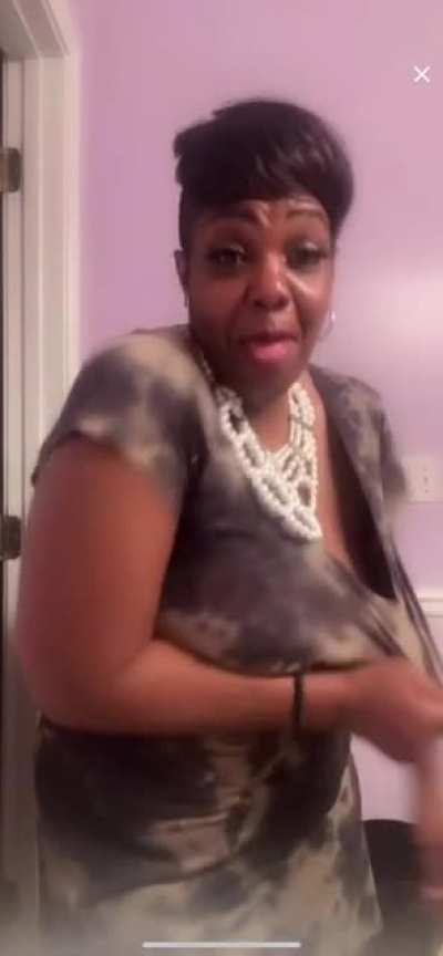 Caught my first Granny nip slip😍