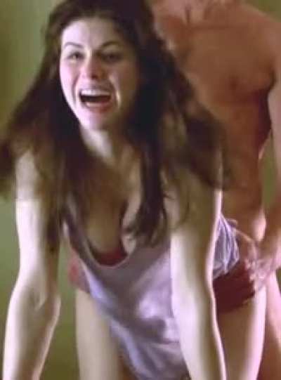 Who wants Alexandra Daddario bangs like this ?