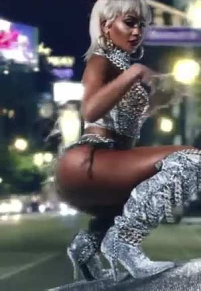 Saweetie shaking 🍑