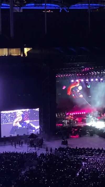 Siti Nurhaliza sings a Tamil song (Munbe Vaa) at A. R. Rahman (Indian composer)’s concert at Bukit Jalil yesterday