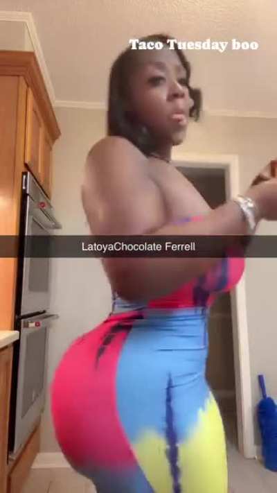 A bad big booty baddie eating tacos 😍