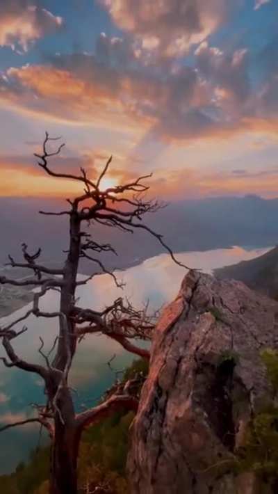 🔥 This hiker's incredible view from their tent 🔥