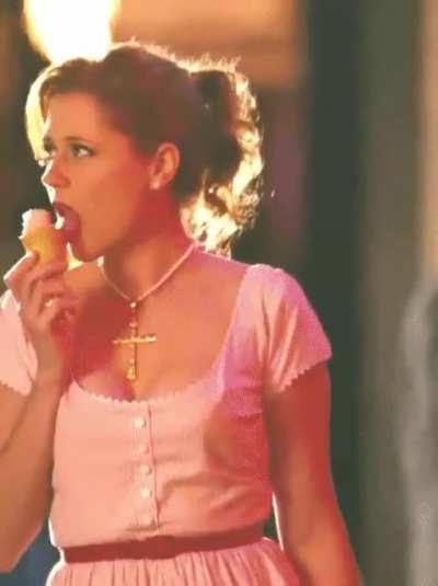Jenna Fischer demonstrating her skills in 