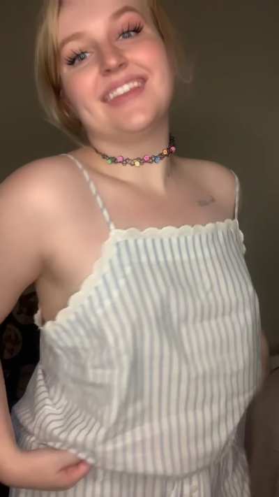 Needy bimbo showing off
