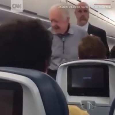 Former US President Jimmy Carter shakes hands with everyone on a flight to Atlanta  (2017)