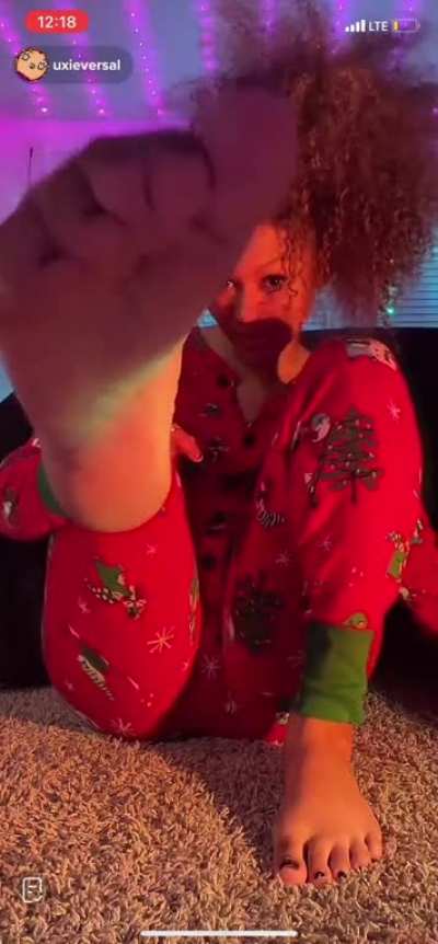 Clip reel of @uxieversal last night and god damn her feet are sexy
