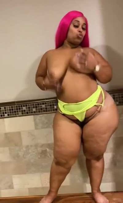 Thicc MILF