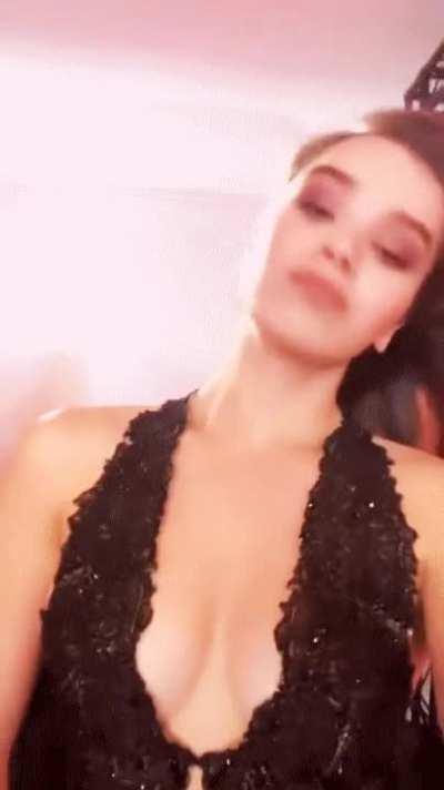 Hailee Steinfeld makes me hard