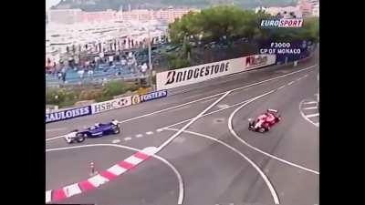 (Monaco, May 31, 2003 - F3000) Björn Wirdheim was almost 5s ahead of Nicolas Kiesa on the last lap. He slows down before the finish line to greet his team.
