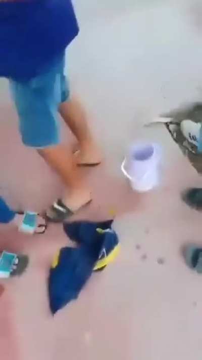 Hincha de Boca quiso quemar la camiseta de River y se prendió fuego