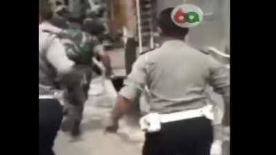 Kalo polisi di US make taser/pistol, di indo make bangku panjang wkwkwk