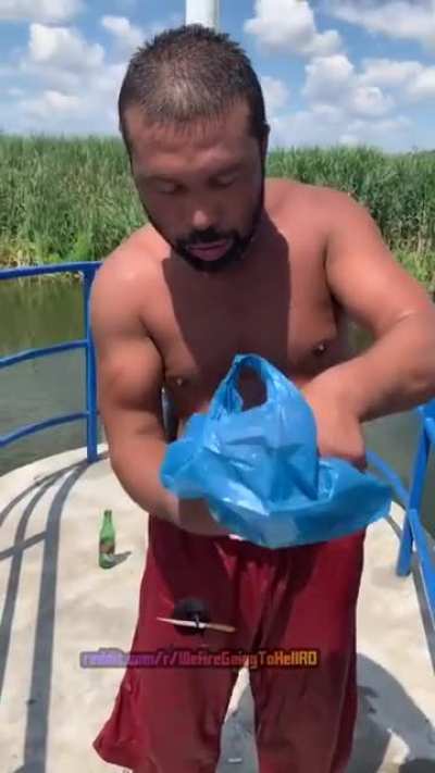 O cioara cu un peste in cioc