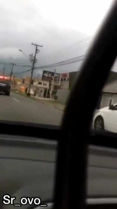 Pode polícia dando fuga no grupo?
