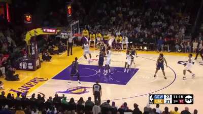 [Highlight] Dennis Schroder throws a no-look lob to Lebron who has a beautiful one hand finish