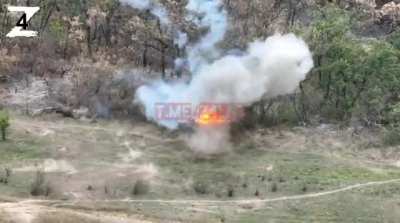 Ru pov artillery men of the DPR destroying Ukrainian vehicles and troops