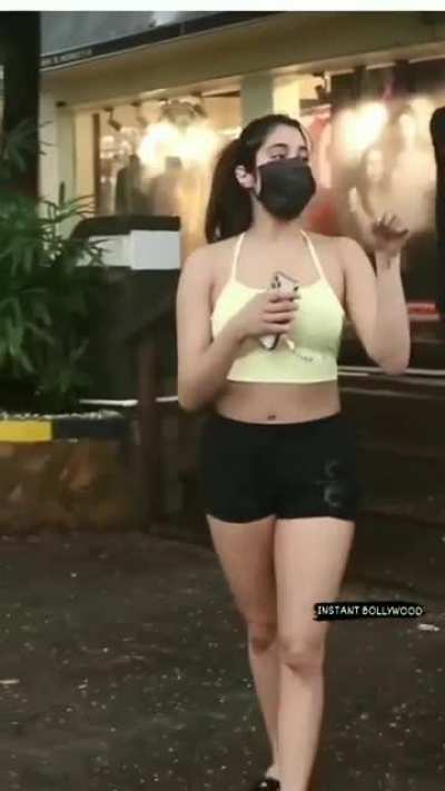 Janhvi Kapoor makes me weak🤤