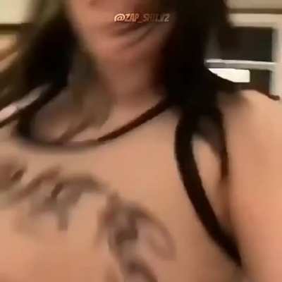Qual o nome das duas no começo do vídeo, a vestida de D. Va do overwatch que bateu na bunda e a do final?