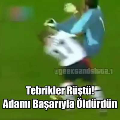 Sizce gösteriş için mi o haraketi yapmıştı yoksa cidden topu kaçırmamak için mi? Fakat iki türlüde AMK BÖYLE İŞİN