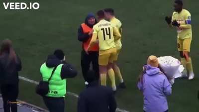 Making your marriage proposal as a football player during a game