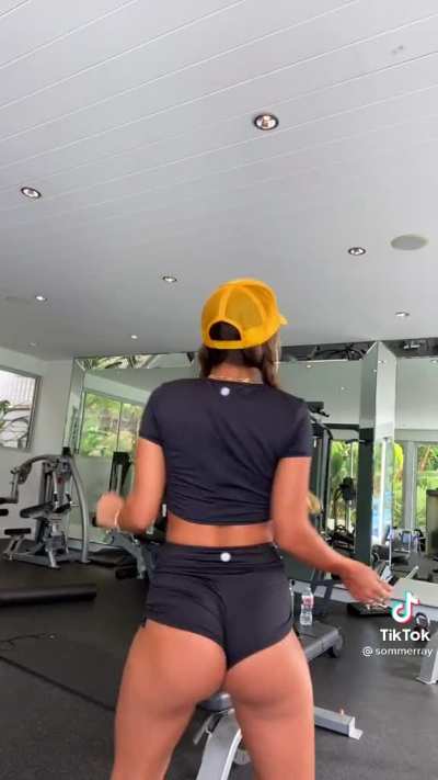 Sommer ray booty shake😍