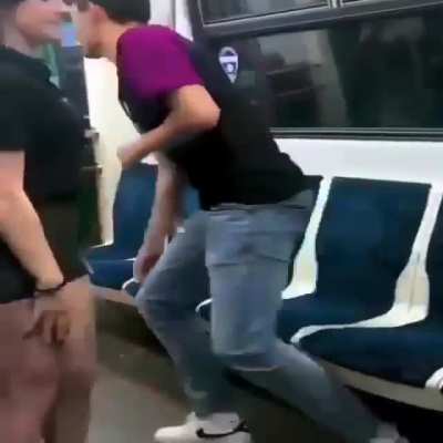 Cade o pessoal indo bater nela depois de assediar um home ??? Enfim a Hipocrisia