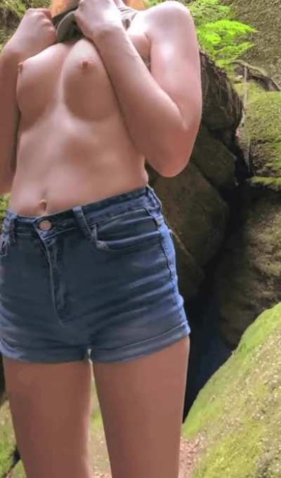 [f] I love being a little slut in nature 🥰