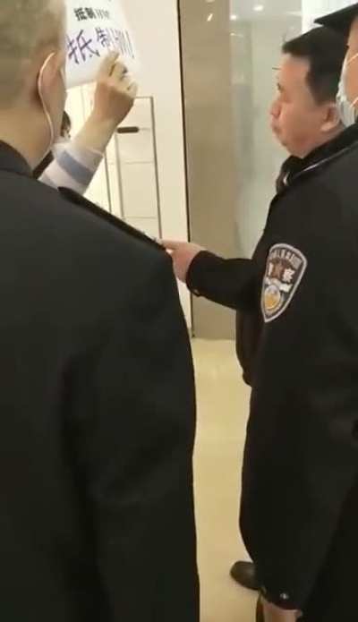 在HM门口举牌抵制 被黑皮抓走 哈哈哈