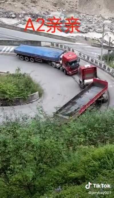 2 Idiots in 2 trucks