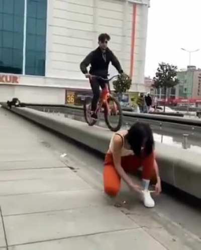 Ladies love cool bike tricks