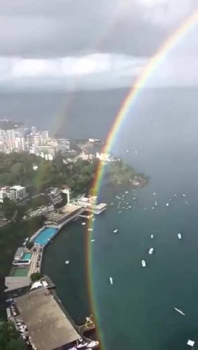 This is how a complete rainbow looks like