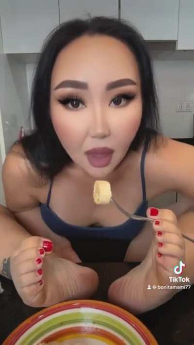 Such delicious toes... mmmm