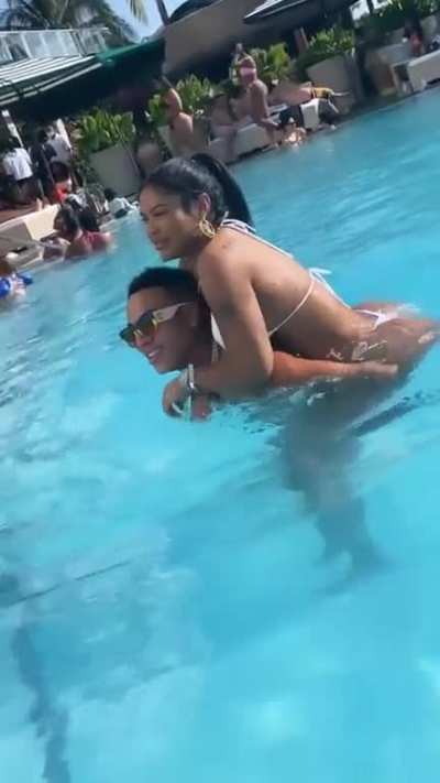 that ass looked crazy when she hopped on his back😍<wbr>🤦🏻‍♂️