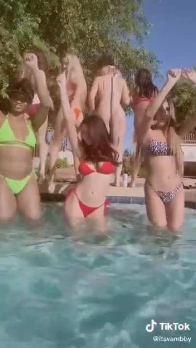 Hooters girls