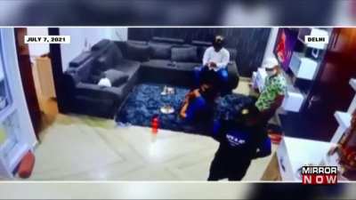 Delhi's Uttam Nagar -- A gang of 4 robbers, posing as electricity department officials, barged into a flat in area. The armed robbers held the family hostage and looted Rs 8 lakh in cash & jewelry worth Rs 6 lakh.
