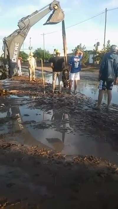 Se le hundió la moto en una calle de tierra cuando iba a laburar [Parte 2 - El rescate]