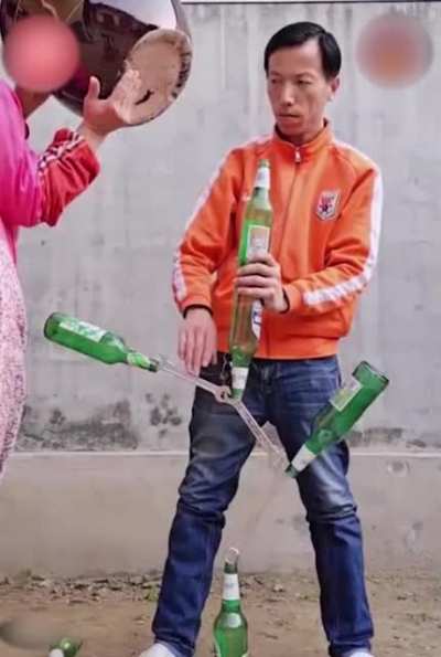 This guy is literally the grandmaster of balancing things