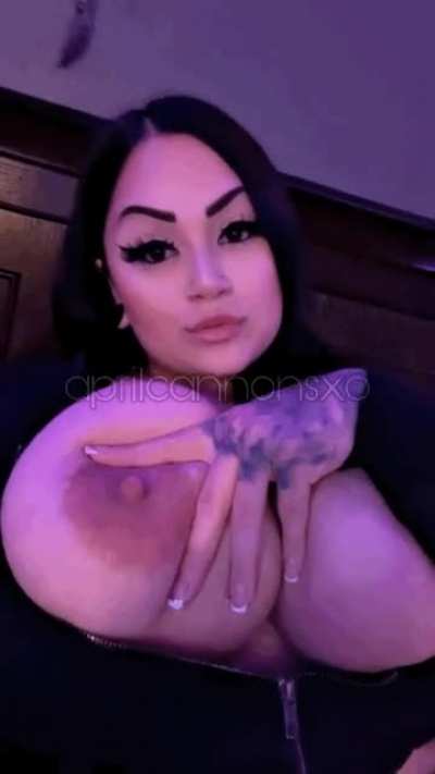 BIG goth boobs here :) 