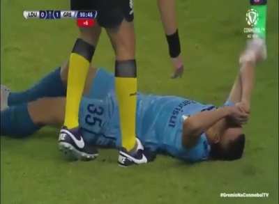 Jogador do Gremio passando mal na altitude e o juiz cutucando ele