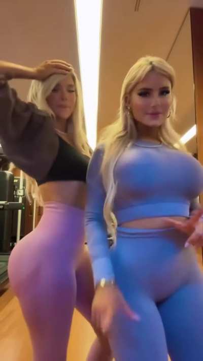 Huge blonde 🍑