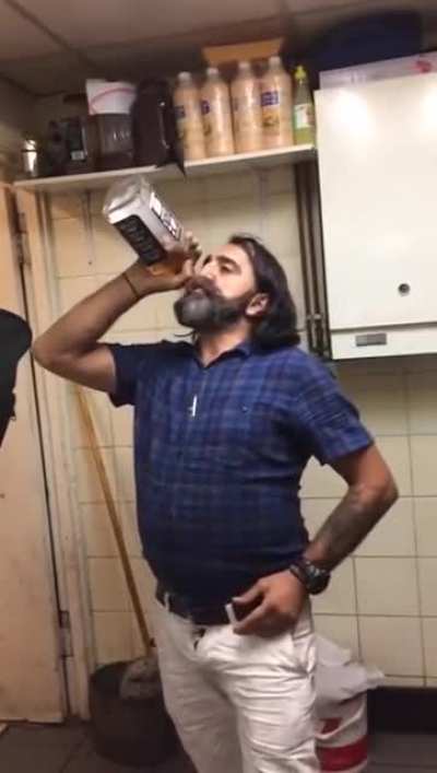 Yarasın abime, Jack Daniels'ı fondipliyor.