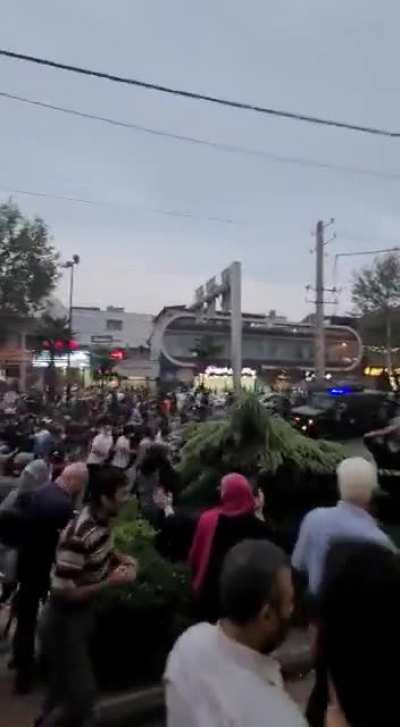 Iranian protestors are risking everything and starting to fight back. happening now in Northern Iran, city of Amol.