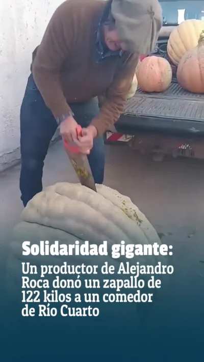 Un productor agropecuario de Alejandro Roca, Julio Flores, , conocido en la región como “el Paisa”, quien donó enormes zapallos al comedor comunitario “Abuela Gladis”, ubicado en barrio Obrero