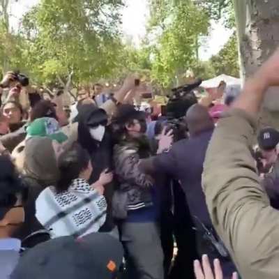 中的来了：警察开进哥伦比亚大学清场了，Free Palestinian😭