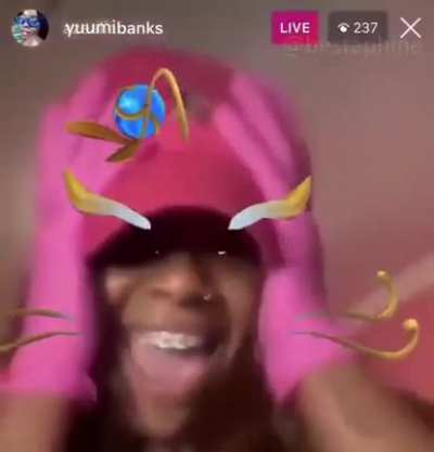 Cuumi logging onto QoL after the cupcake scene